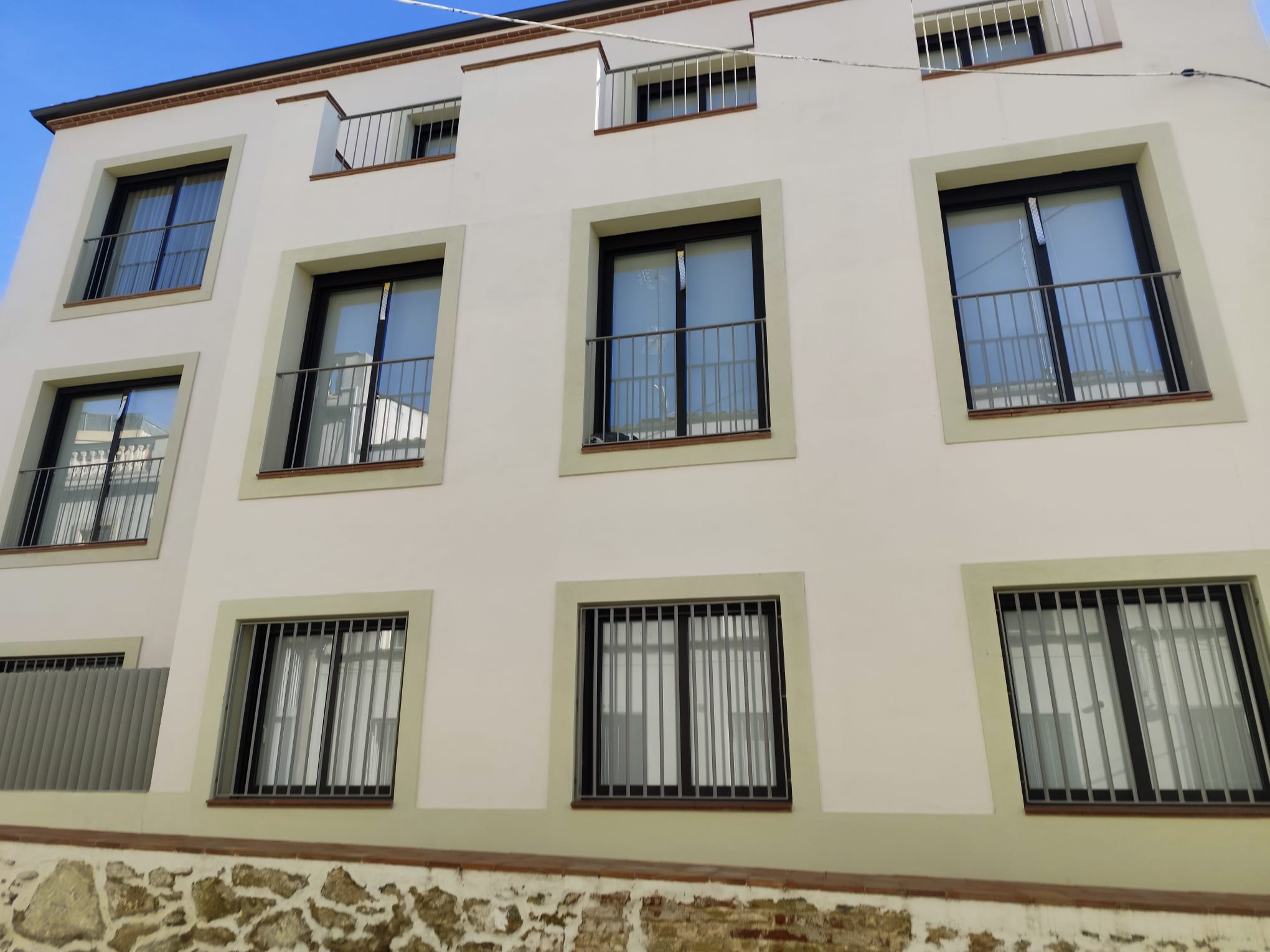 Fachada de edificio en Badalona con rejas y barandillas metálicas instaladas