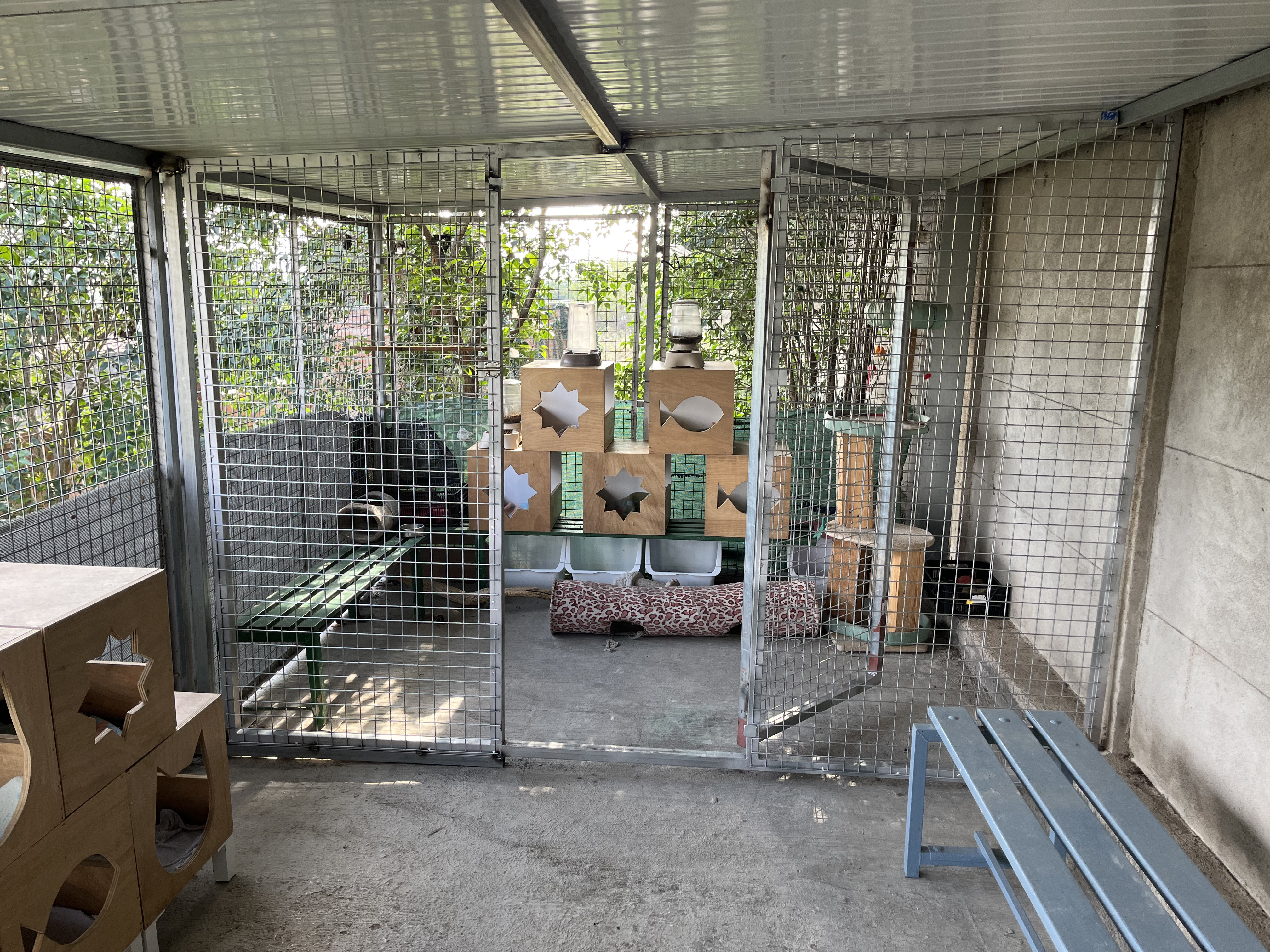 Cerramiento metálico a medida con puertas para espacio de animales
