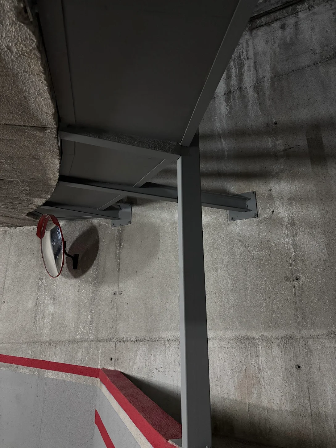 Estructura metálica instalada para ampliación en rampa de parking
