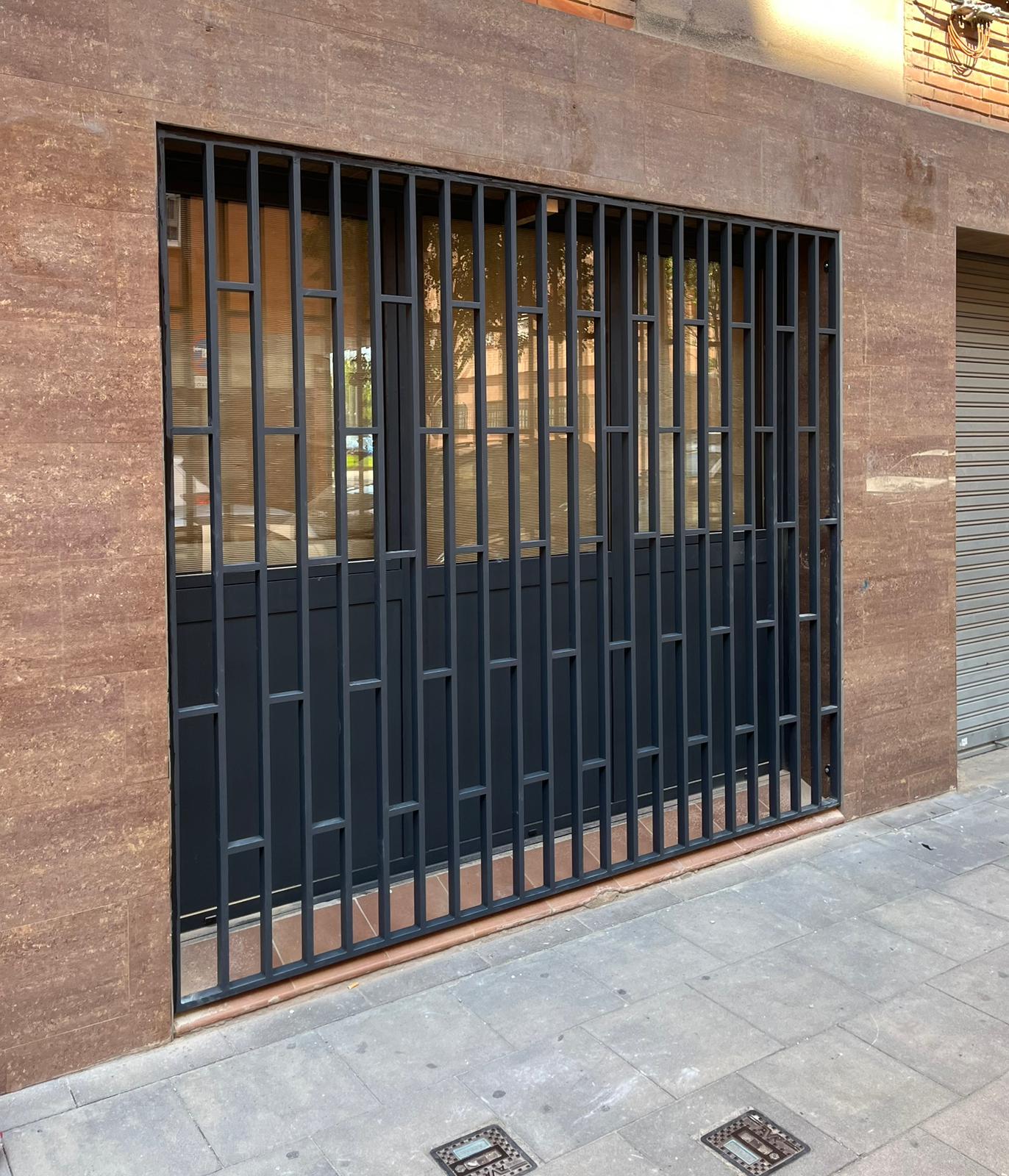 Reja metálica moderna instalada en fachada de vivienda en Barcelona