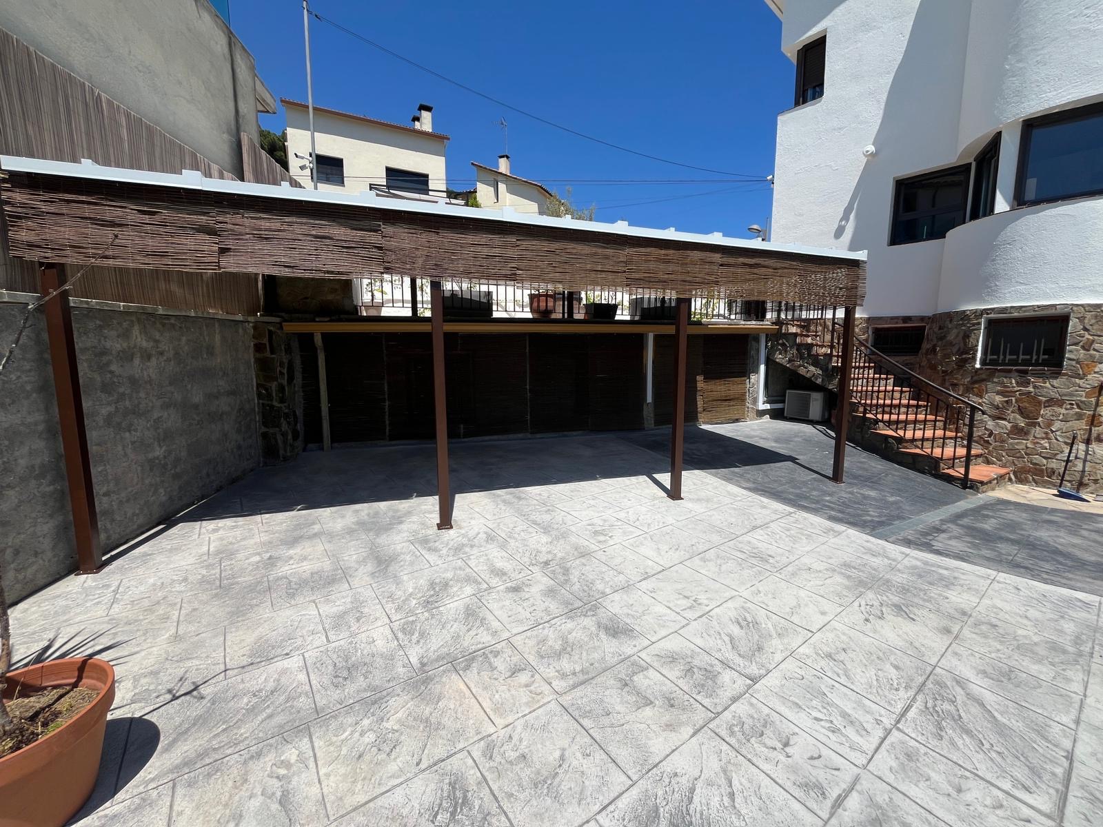 Pérgola metálica a medida instalada en patio exterior de vivienda