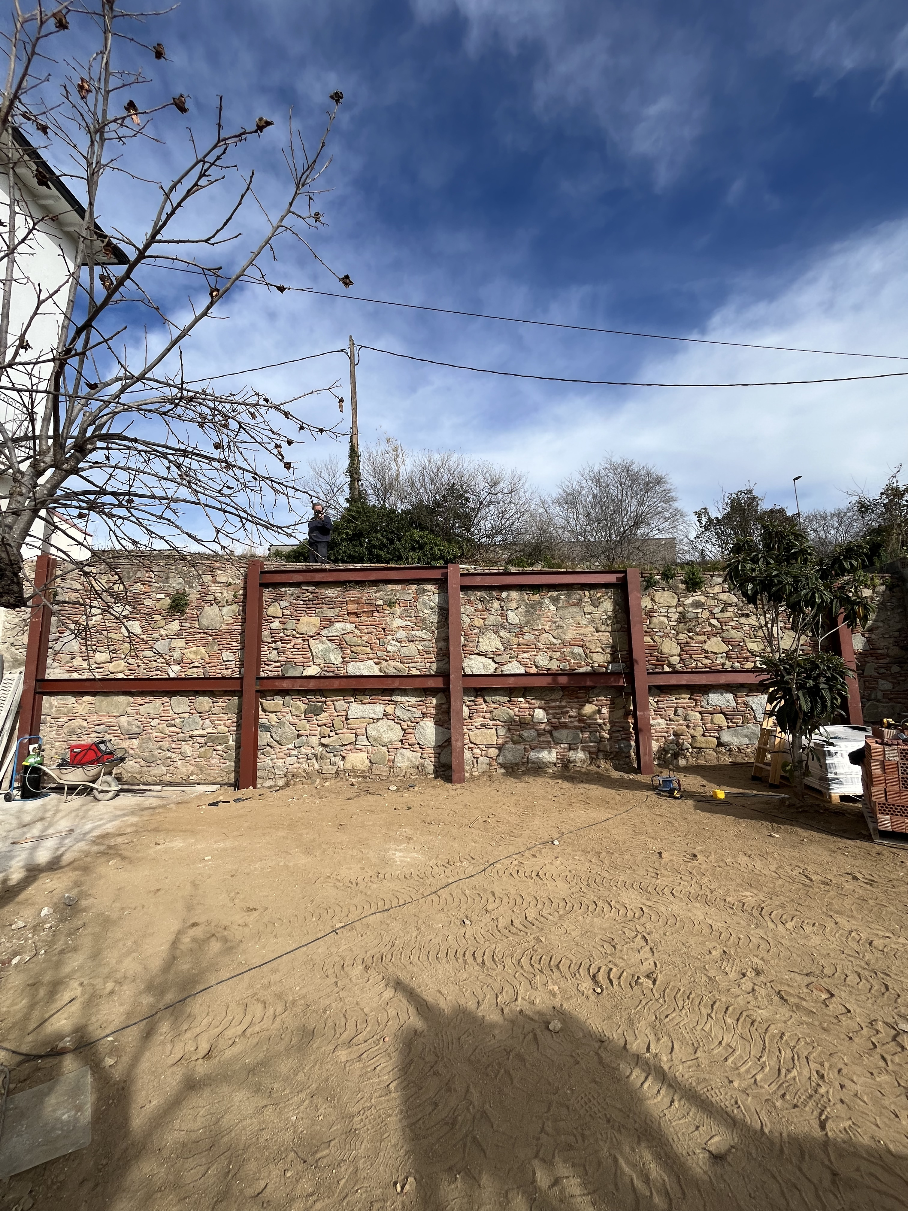 Estructura metálica instalada para refuerzo de muro de contención en terreno