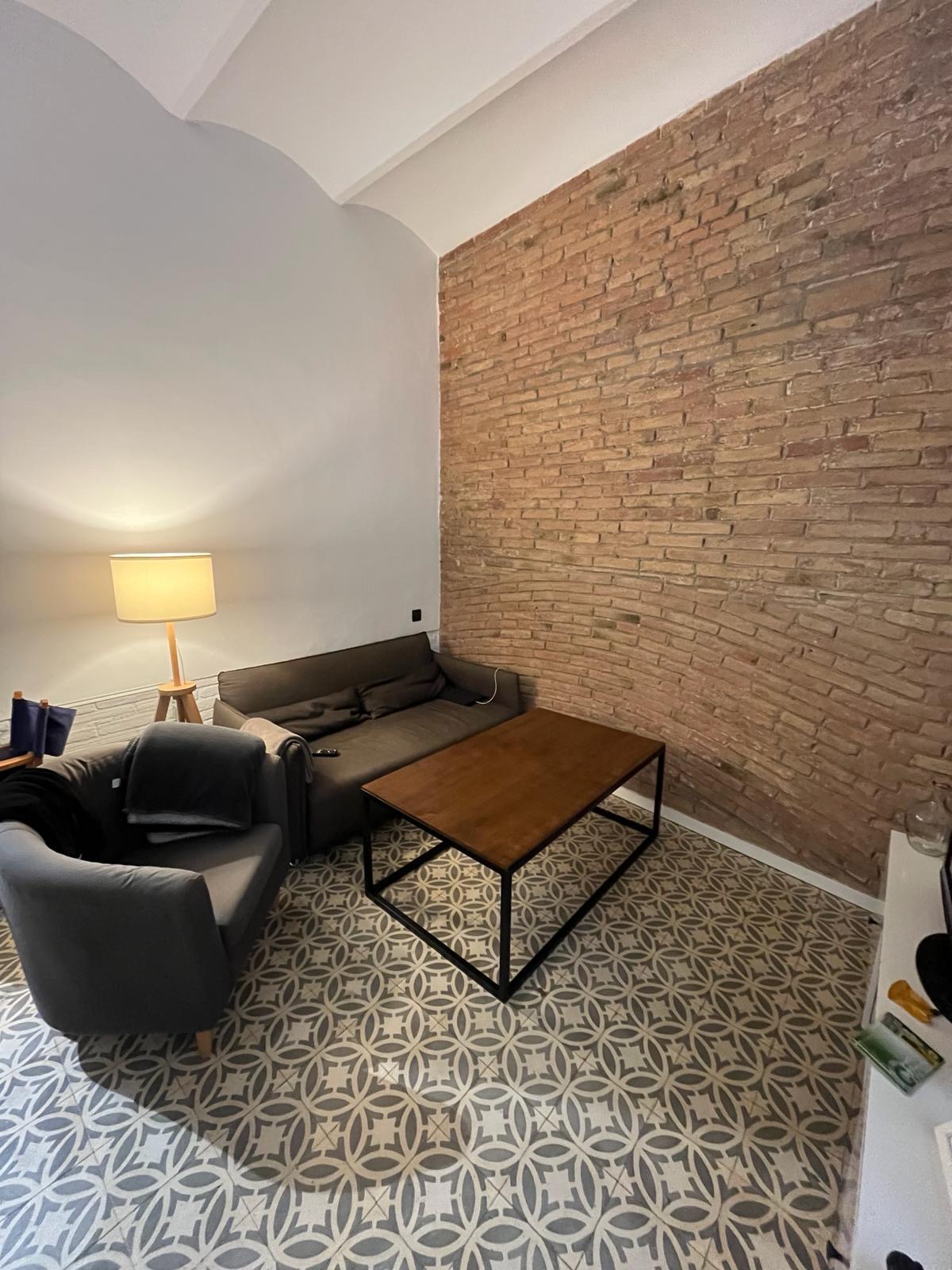 Mesa de centro metálica a medida con tablero de madera en salón de vivienda