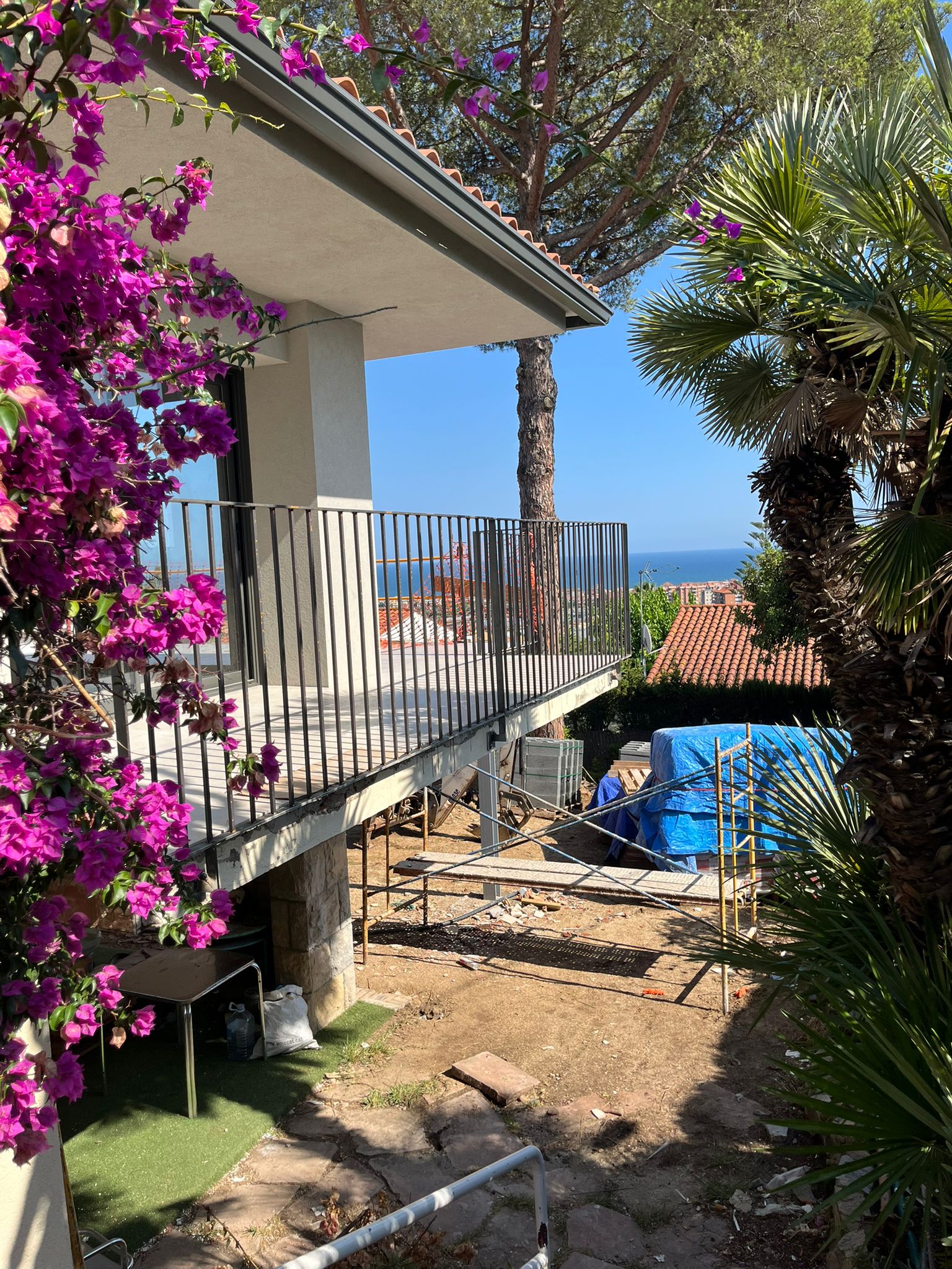 Barandilla metálica a medida instalada en balcón de vivienda en Cabrils con vistas al mar